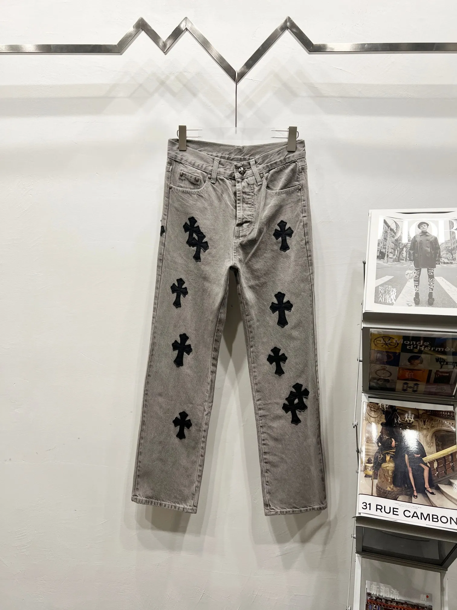 P220 Style No.: (c014) Chrome Hearts CH Chrome Hearts Heavy Industry Damaged High Street Jeans Exude uninhibited personality and unique charm. Every wear and tear is carefully designed to present a unique artistic feel. Made of imported denim fabric, which has undergone heavy industrial washing and destruction treatment, the trousers show a super cool effect on the upper body, allowing you to dominate the fashion stage.  This is more than just a pair of jeans, it is an expression of attitude. With its unique design concept and ultimate pursuit of details, Croxin breaks traditional boundaries and defines the jeans trend in the new era. The trousers are made of double-layer woven fabric and matched with customized hardware, showing an incomparably beautiful and unique style, making every wearer the focus of fashion. Imported denim fabric, super heavy-duty washed and damaged, the upper body is super cool! Customized hardware. Unbeatable and beautiful style. The production process is difficult. Full of high street feel. Color: Gray Size: S M L XL XXL